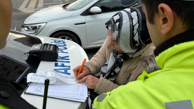 'Kırmızı ışık' ihlali dron denetimine takıldı, kesilen cezayı kamera şakası sandı
Işık ihlali yapan öğretmenden 'derse yetişme', veliden 'çocuğunu okuldan alma' savunması
Diyarbakır'da dronlu denetimde onlarca araca "kırmızı ışık" ihlali cezası