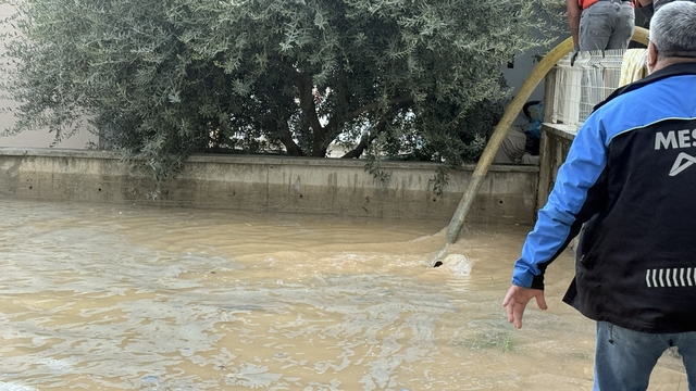Su borusu patladı: Site bahçeleri suya gömüldü
