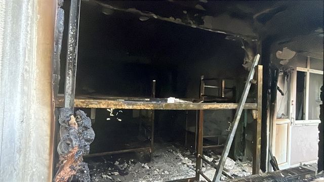 Alacaklı olduğunu iddia edip işçilerin kaldığı binada yangın çıkardı