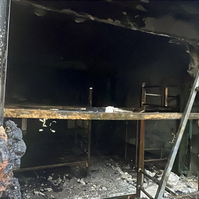 Alacaklı olduğunu iddia edip işçilerin kaldığı binada yangın çıkardı