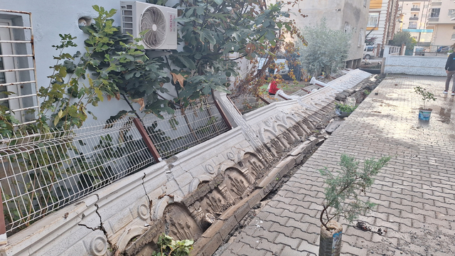 Mersin'de içme suyu borusunun patlaması nedeniyle sokakları su bastı