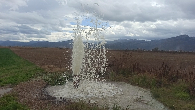 Yıllar önce yapılan kuyudan püsküren su şaşırtıyor