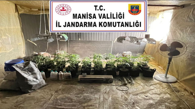 Evine kurduğu iklimlendirme sistemiyle kenevir yetiştirirken yakalandı