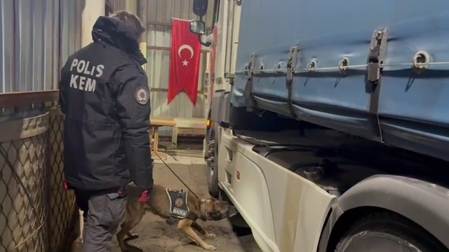 Erzurum polisinden dev uyuşturucu operasyonu: 2 tutuklama
Erzurum'da ele geçirilen en yüksek miktar: Piyasa değeri yaklaşık 336 milyon TL olan 224 kilo 400 gram likit metamfetamin maddesi yakalandı