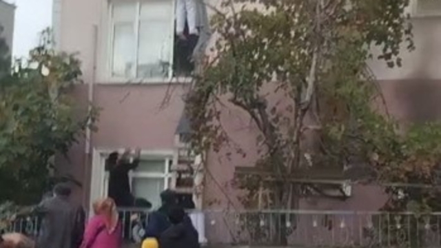 Önce bıçak çekti, sonra binayı yaktı: İşçiler alevlerden çarşaf bağlayarak kurtuldu
"Alacak" öfkesi faciaya neden oluyordu
Kocaeli'de 30 işçinin kaldığı pansiyonu ateşe veren şüpheli aranıyor