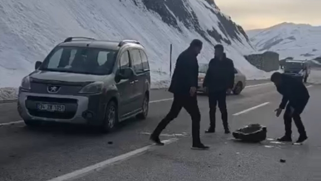 Yüksekova'da karayoluna düşen kaya parçaları sürücülere korku dolu anlar yaşattı