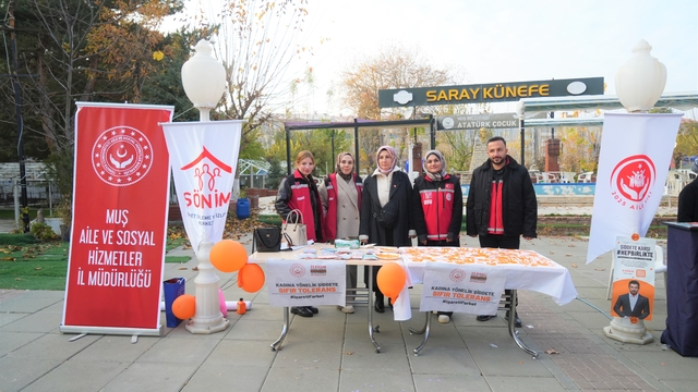 Muş'ta turuncu renkli farkındalık: Şiddete karşı açılan stant yoğun ilgi gördü