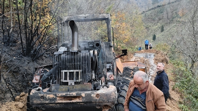 Artvin'de iş makinesi alev aldı