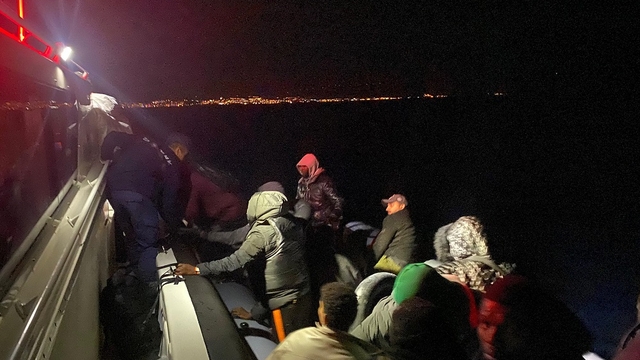 İzmir açıklarında 23 düzensiz göçmen yakalandı, 20 düzensiz göçmen kurtarıldı