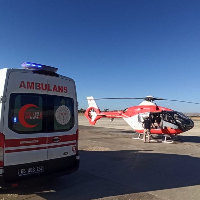 Bahçesaray'da kalp krizi geçiren hasta, helikopter ambulansla Van'a sevk ed...