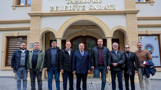 Gazze'de bacağını kaybeden gazeteci Shehada, Taşköprü Belediyesini ziyaret etti