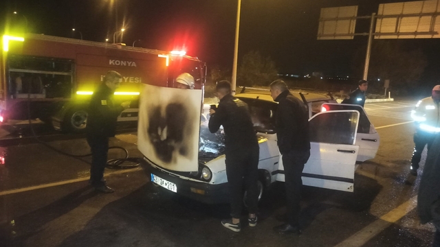 Seydişehir'de kırmızı ışıkta bekleyen otomobilde yangın çıktı