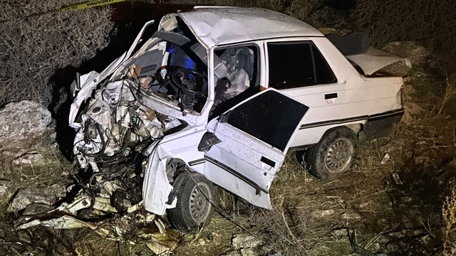 Otomobil kayalıklara çarptı: 1 ölü, 1 yaralı