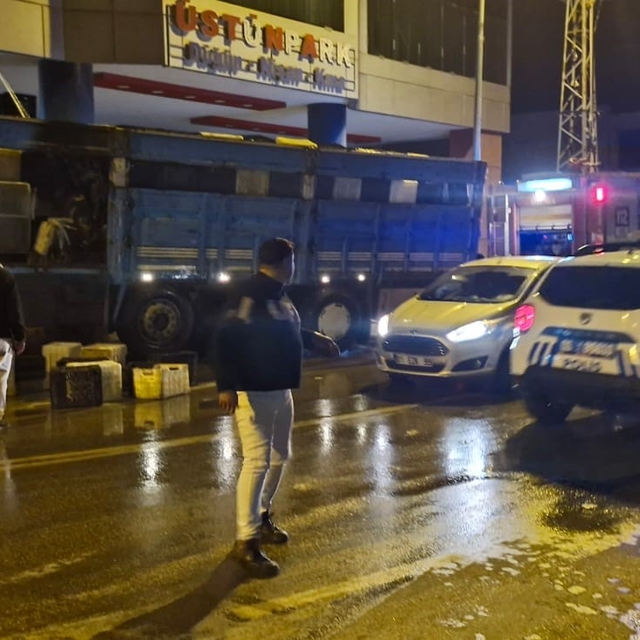 Seyir halindeki kamyonun kasası alev aldı