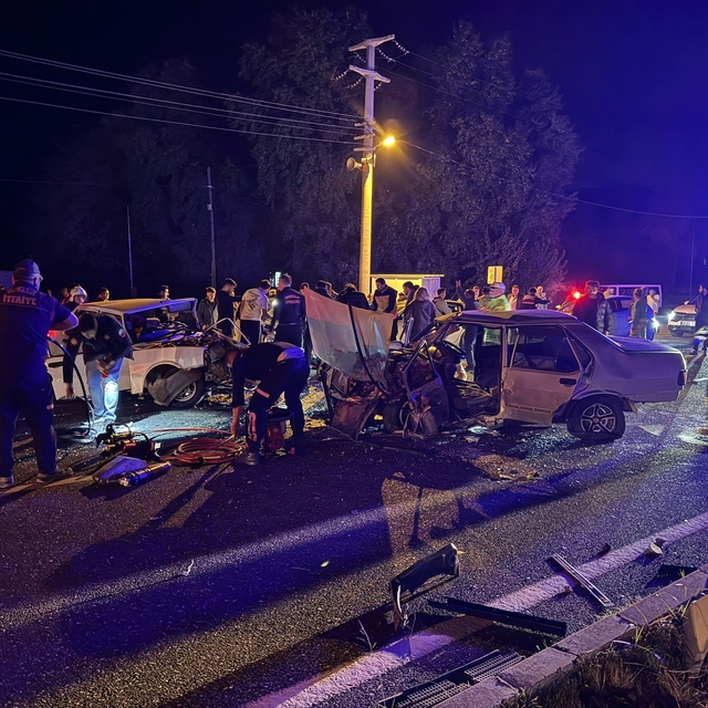 İki Tofaş araç kafa kafaya çarpıştı: 2'si ağır 3 yaralı