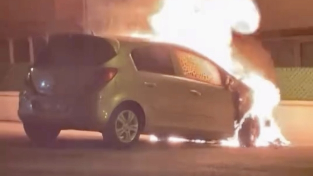 Park halindeki otomobil alevlere teslim oldu