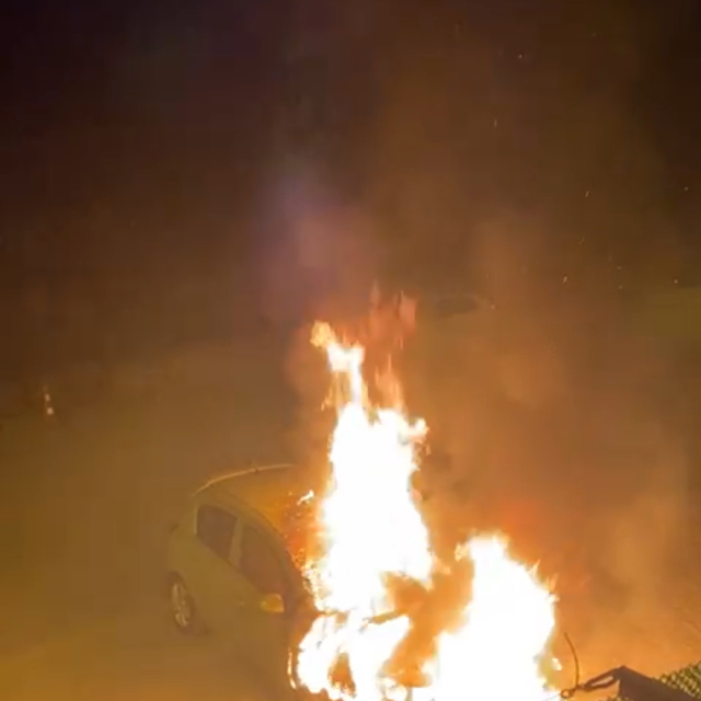 Park halindeki otomobil alev alev yandı