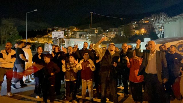 İzmir'de tünel inşaatı nedeniyle evleri zarar gören mahalle sakinlerinden eylem