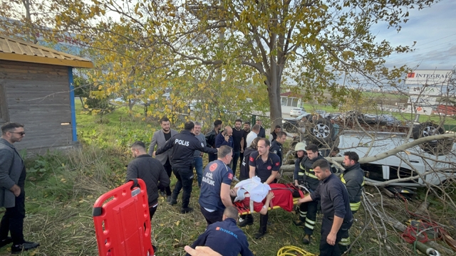 Tekirdağ'da yolcu minibüsü ile çarpışan pikap takla attı: 2 yaralı