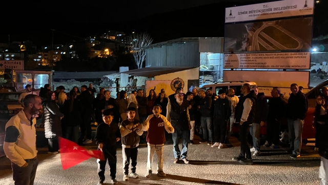 İzmir'de tünel inşaatı nedeniyle evleri zarar gören vatandaşlardan tepki
