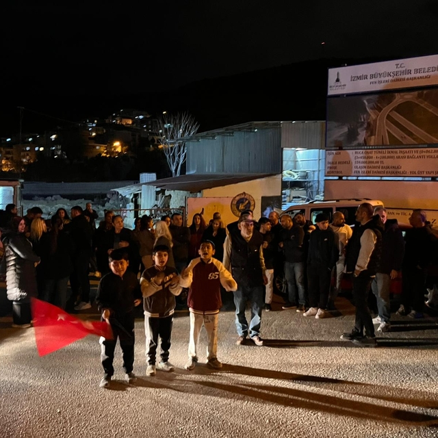 İzmir'de tünel inşaatı nedeniyle evleri zarar gören vatandaşlardan tepki