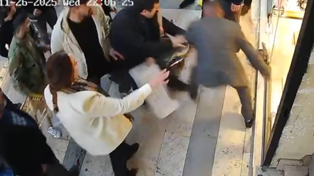 Bıçaklı saldırıya uğrayan kadını, esnaflar meyve kasalarıyla kurtardı
Boşanma aşamasındaki eşini sokak ortasında böyle bıçakladı: O anlar kamerada