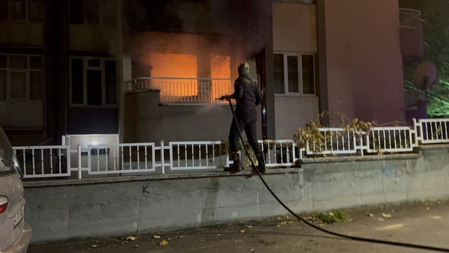 Kütahya'da 8 katlı apartmanda yangın: 1 ölü, 2 yaralı