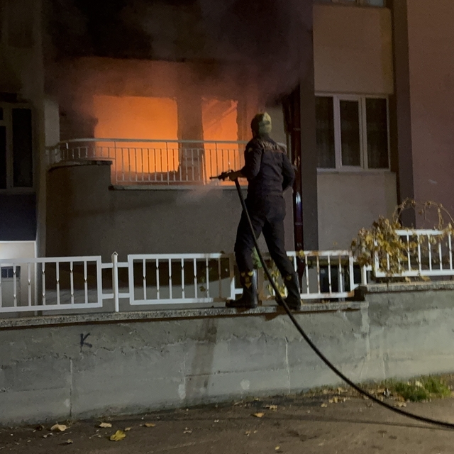 Kütahya'da 8 katlı apartmanda yangın: 1 ölü, 2 yaralı