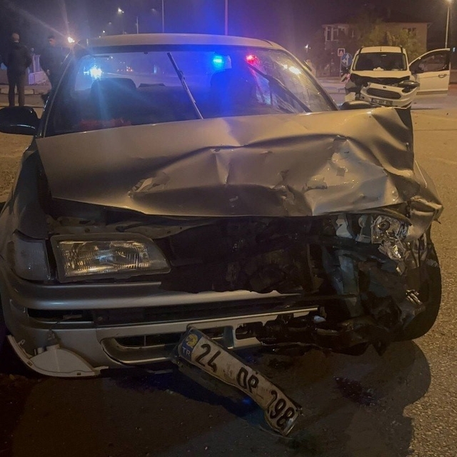 Erzincan'da iki araç kafa kafaya çarpıştı: 3 yaralı