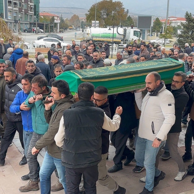 Erzincan'da silahla vurularak hayatını kaybeden baba ve oğul son yolculukla...
