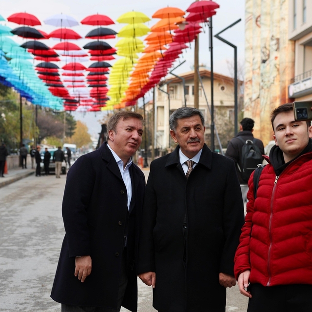 Erzincan'da rengârenk şemsiyelerle kaplanan sokak ilgi görüyor