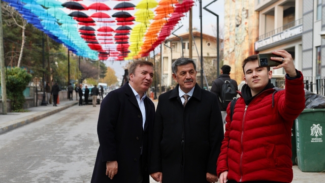 Erzincan'da rengârenk şemsiyelerle kaplanan sokak ilgi görüyor