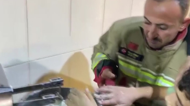 Hamur karıştırma makinesine elini sıkıştıran çocuğu itfaiye kurtardı