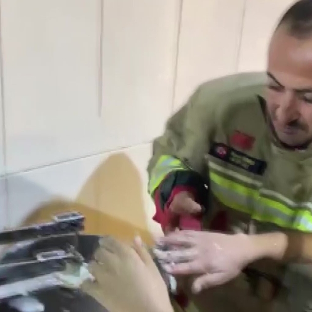 Hamur karıştırma makinesine elini sıkıştıran çocuğu itfaiye kurtardı