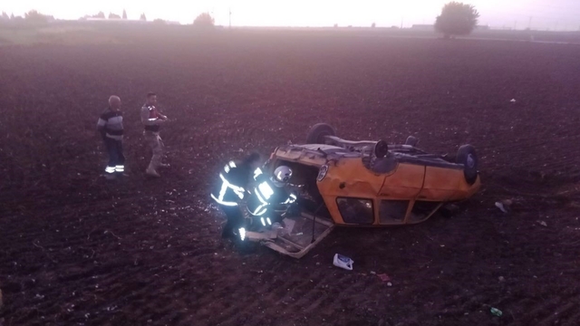 Kırıkhan'da otomobil tarlaya uçtu