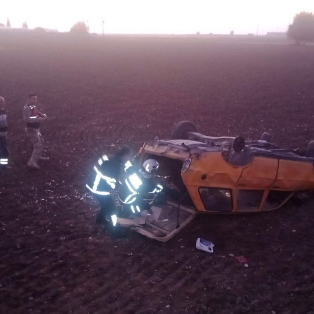 Kırıkhan'da otomobil tarlaya uçtu