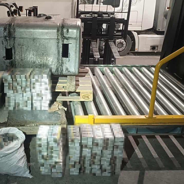 Tırın yakıt deposundan bin 800 paket sigara çıktı