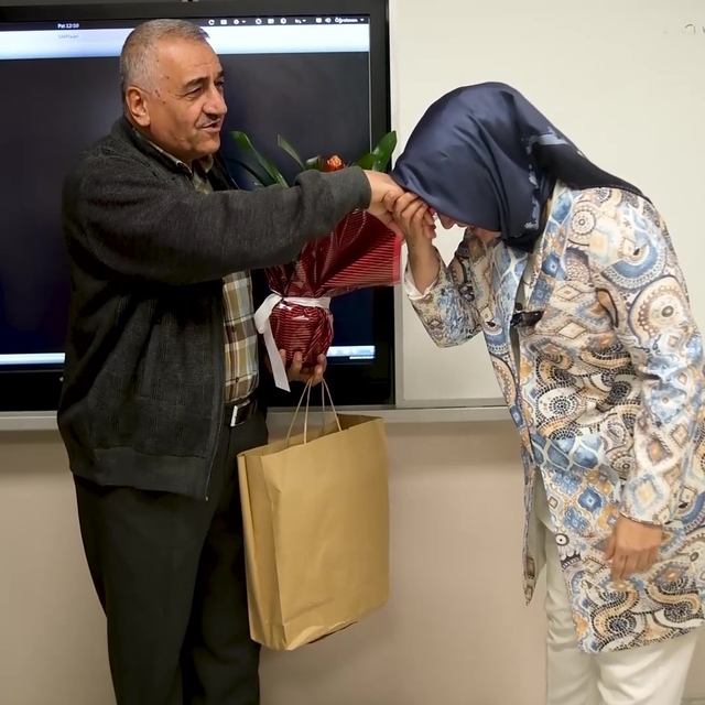 Mezun olduğu okula atanan öğretmenden duygulandıran vefa