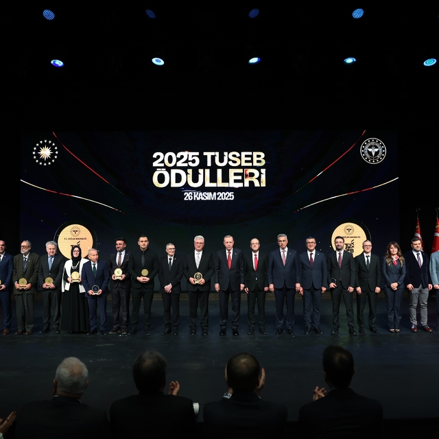 Cumhurbaşkanı Erdoğan'dan ERÜ'ye ödül