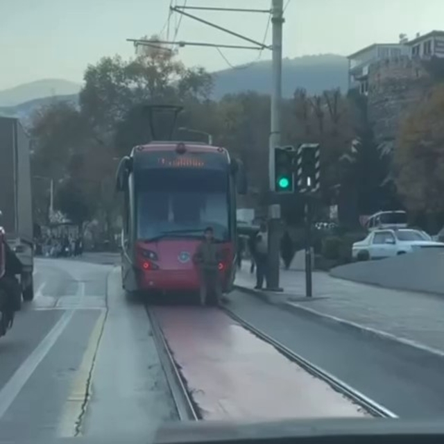 Tramvayın arkasına tutunarak yolculuk eden çocuk yürekleri ağıza getirdi