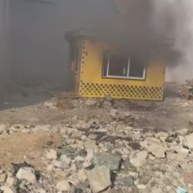 Alevlere teslim olan taksi kulübesinden geriye hurda yığını kaldı