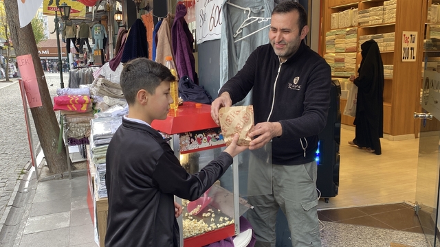 Dükkan önü kalabalık görünsün diye her gün 20 kilo patlamış mısır dağıtıyorlar
Yüzlerce kişiye ikramda bulunuyorlar, aylık 90 bin TL masraf yapıyorlar
Esnaf: "Bu şekilde müşterinin ilgisini topluyoruz"
Vatandaş: "İnsanlara ulaşmak için güzel bir pazarlama yöntemi"