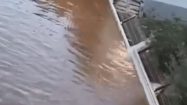 Su basan sitenin istinat duvarı yıkıldı