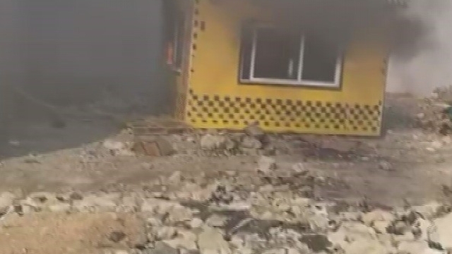 Alevlere teslim olan taksi kulübesinden geriye hurda yığını kaldı