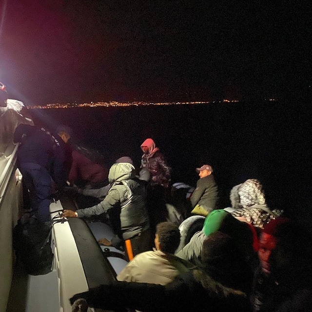 İzmir açıklarında 23 düzensiz göçmen yakalandı, 20 göçmen kurtarıldı