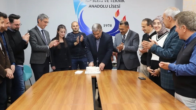 Bayburt'ta emekliye ayrılan müdüre veda programı