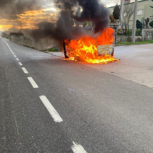 Otomobilin alev alev yandığı anlar kamerada