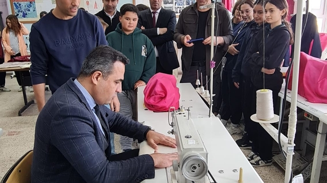 Kaymakam Dalak öğrencilerle dikiş dikip çapa yaptı