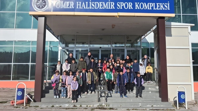 Köy okullarında ki öğrenciler sinema ile tanıştı