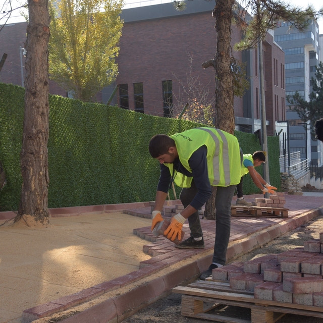 Yeni cadde ve sokaklar ulaşıma açılıyor, kaldırımlar yenileniyor